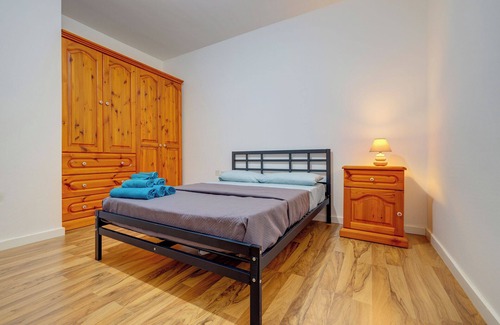 Iz-Zonqor Apartment | Marsaskala. 3 double bed fast wi-fi easy parking Gym .Smart Tvs In Rooms. AC .