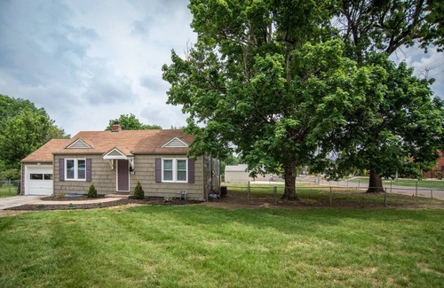 Overland Park House | Marty's Retreat 1 block to downtown Overland Park
