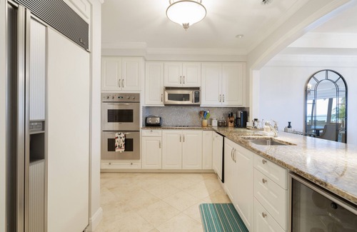 Seven Mile Beach Condo | Marvelous Top-floor Ocean View Condo located at The Ritz-Carlton