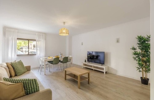 Massama Apartment | Massamá 26/free park on premises/smart TV