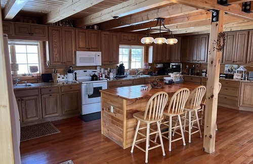 Kunkletown Cabin | Massive Log Home near Blue Mountain