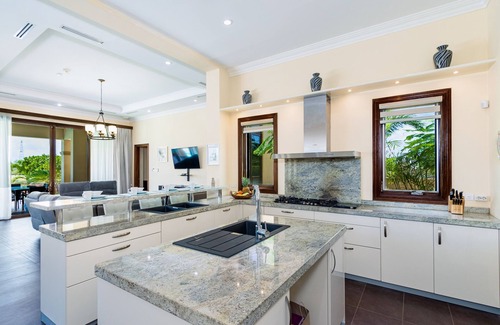 Malmok Villa | Massive pool villa with golf course and ocean views