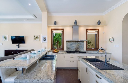 Malmok Villa | Massive pool villa with golf course and ocean views