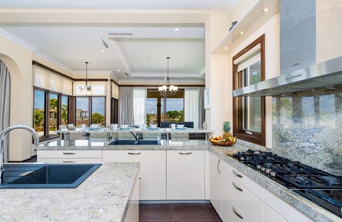 Malmok Villa | Massive pool villa with golf course and ocean views