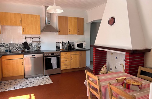 Leon House | MATOUNE pleasant, 4/6 person house near Lake Leon