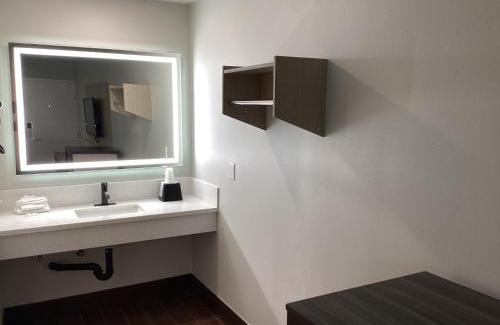 Ontario Hotel | Mayfair Inn Onratio Airport