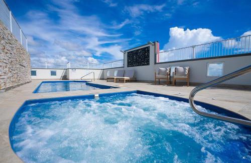 Cairns Central Business District Apartment | 'McLeod Corner' Resort-style Adjacent Apartments