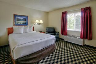 Northeast Colorado Springs Hotel | MCM Elegante Suites