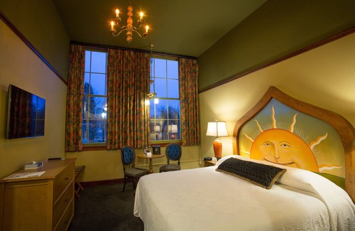 Bothell Hotel | McMenamins Anderson School