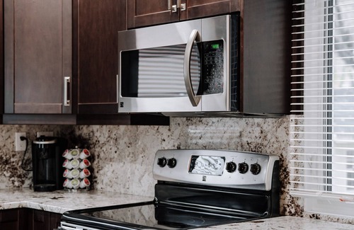 Winnipeg House | McMillan Masterpiece - (Sleeps 8) comfy beds, big TV’s, parking