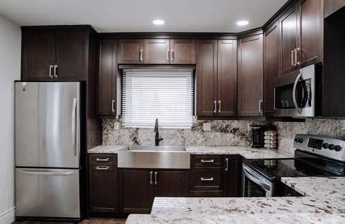 Winnipeg House | McMillan Masterpiece - (Sleeps 8) comfy beds, big TV’s, parking