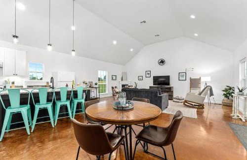 Fredericksburg House | Meadows Cottage - Hot Tub & 5 mins to Main