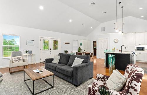Fredericksburg House | Meadows Cottage - Hot Tub & 5 mins to Main