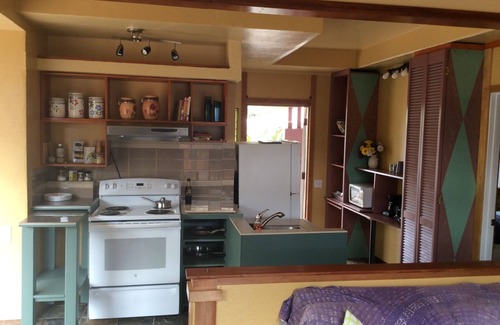 Kapoho Apartment | Mediteranean style 2BR Garden Apartment to block from the Ocean (Cliff)