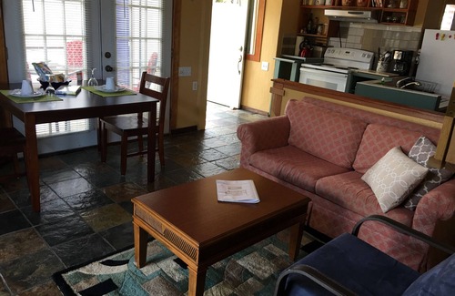 Kapoho Apartment | Mediteranean style 2BR Garden Apartment to block from the Ocean (Cliff)