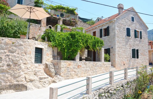 Vrisnik Villa | Mediterranean Villa with Pool and Game room