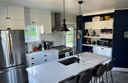 Ivry-sur-le-Lac Cottage | Melancy waterfront cottage in Sainte-Agathe Nord (Ivry-sur-le-Lac).