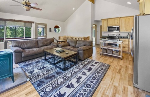 Duck Creek Village Cabin | Mellow Meadows, Private Cabin, 3bdrm/2bath with fireplace & fire pit