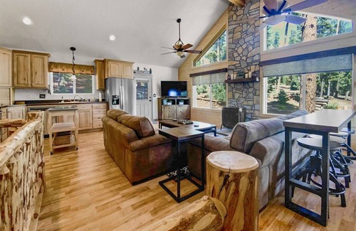 Duck Creek Village Cabin | Mellow Meadows, Private Cabin, 3bdrm/2bath with fireplace & fire pit