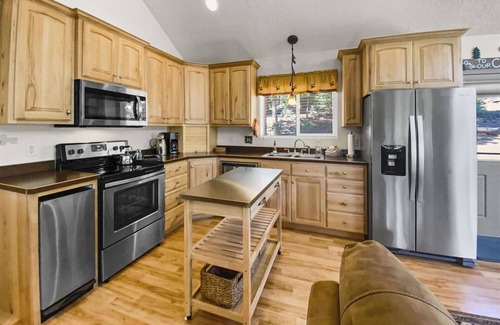 Duck Creek Village Cabin | Mellow Meadows, Private Cabin, 3bdrm/2bath with fireplace & fire pit