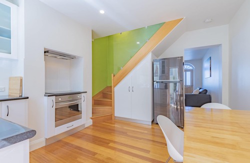 Hobart Central Business District House | MELVINGTON BOUTIQUE APARTMENT. STROLL TO TOWN (Discount Car Hire)