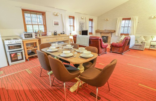 Prestonpans Cottage | MERCAT COTTAGE, pet friendly in Cockenzie And Port Seton