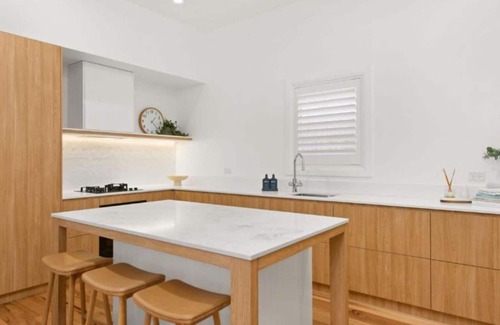 Merewether House | Merewether Beach House Retreat - A short stroll to Bar Beach