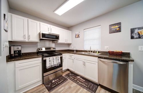 Greensboro Apartment | Merritt/Hewitt/Spring Garden Cozy 2-bedroom apartment in Greensboro with WiFi