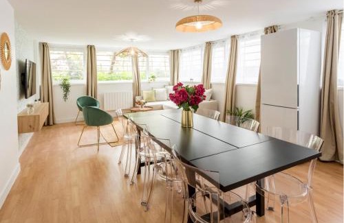 Quartier Saint-Ambroise Apartment | Merveil - Family Suite - Marais - Pelee