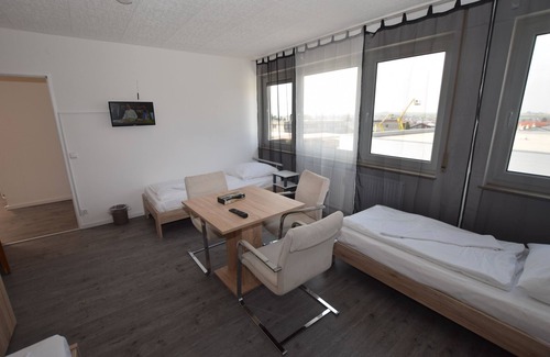 Wolfschlugen House | Messezimmer AB Apartments