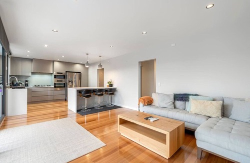 Lenah Valley Apartment | Meticulously Upgraded Home with Valley Views