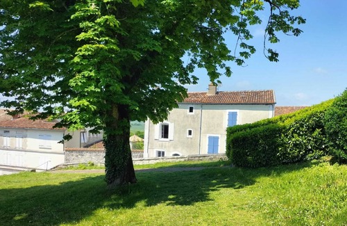 Villebois-Lavalette House | Meublé de Tourisme à Trente Minutes D'aubeterre et de Brantôme