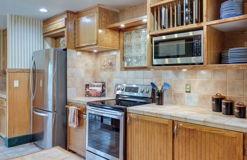 Mi-Wuk Village Cottage | Mi-wuk Village Vacation Rental w/Multi-level Deck