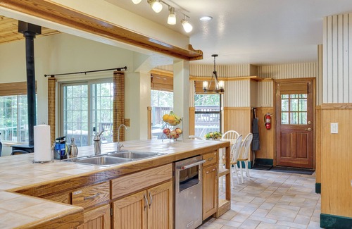 Mi-Wuk Village Cottage | Mi-wuk Village Vacation Rental w/Multi-level Deck
