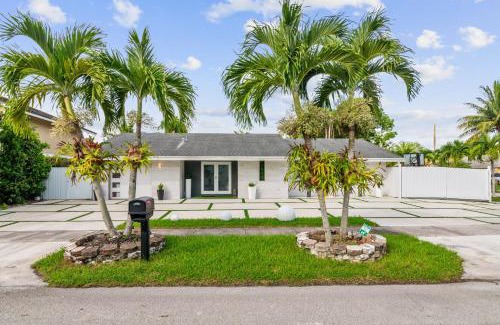 Three Lakes House | Miami Luxury House W Heated pool & Jacuzzi