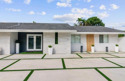 Three Lakes House | Miami Luxury House W Heated pool & Jacuzzi