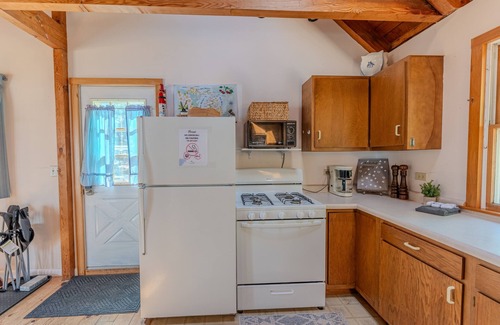Manistique House | Michibay Getaway: Lake Michigan Autumn colors! Dog-friendly!
