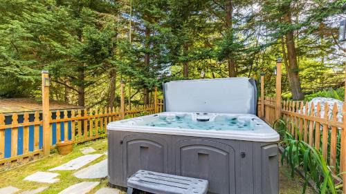 Coupeville House | Mid-Century Beach Cabin by AvantStay Walk to Beach
