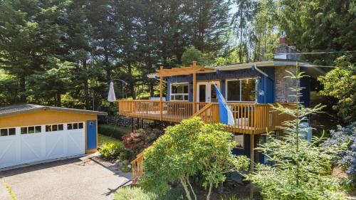 Coupeville House | Mid-Century Beach Cabin by AvantStay Walk to Beach