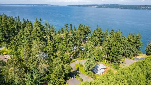 Coupeville House | Mid-Century Beach Cabin by AvantStay Walk to Beach