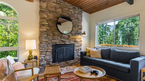 Coupeville House | Mid-Century Beach Cabin by AvantStay Walk to Beach