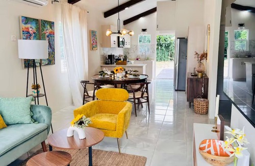 Discovery Bay Cottage | Mid-Century Modern Charm