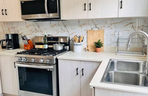 Discovery Bay Cottage | Mid-Century Modern Charm