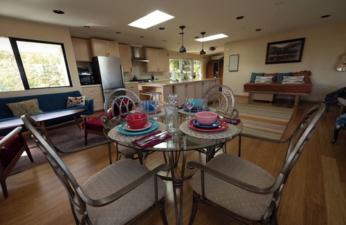 College Hill House | Mid-Century Modern, Custom Craftsmen 2-bedroom in Eugene - AC, Wi-Fi, & laundry