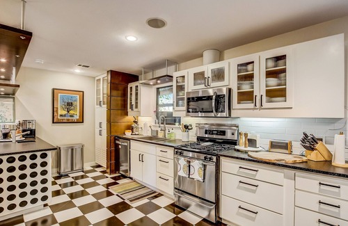 Greater South River City House | Mid-century modern gem in South Congress with library & cedar hot tub