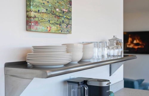 Cliff - Cannon Apartment | Midcentury Gem w/Free Parking & Stunning DT Views