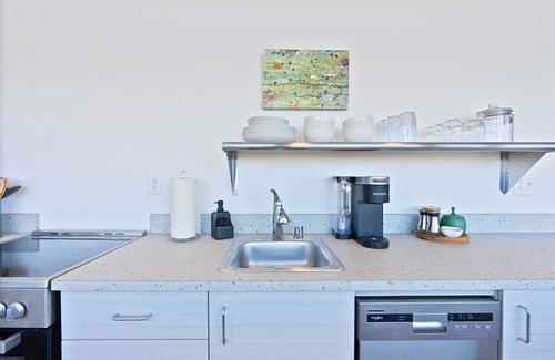 Cliff - Cannon Apartment | Midcentury Gem w/Free Parking & Stunning DT Views