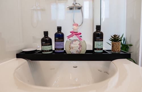 Middleton House | Middleton 4-Beds, Sleeps 7 with Street Parking