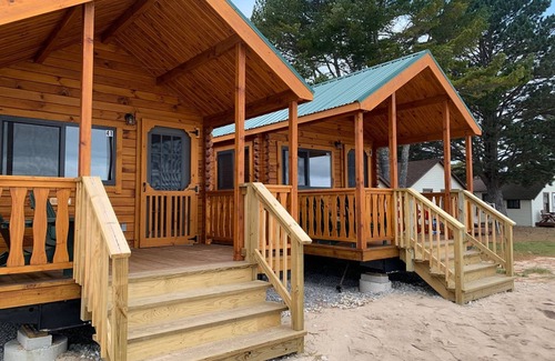 Mackinaw City Cabin | Mighty Mac Bridgeview Cabin 3