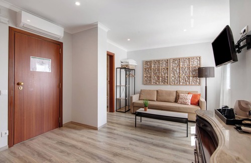 Vale de Seixos Apartment | Milreu Guesthouse - Room 'Terra' with Pool view